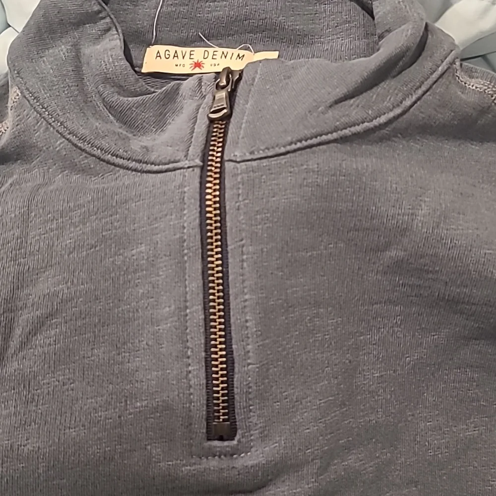❤️5/$25 Nwot men's half zip top agave